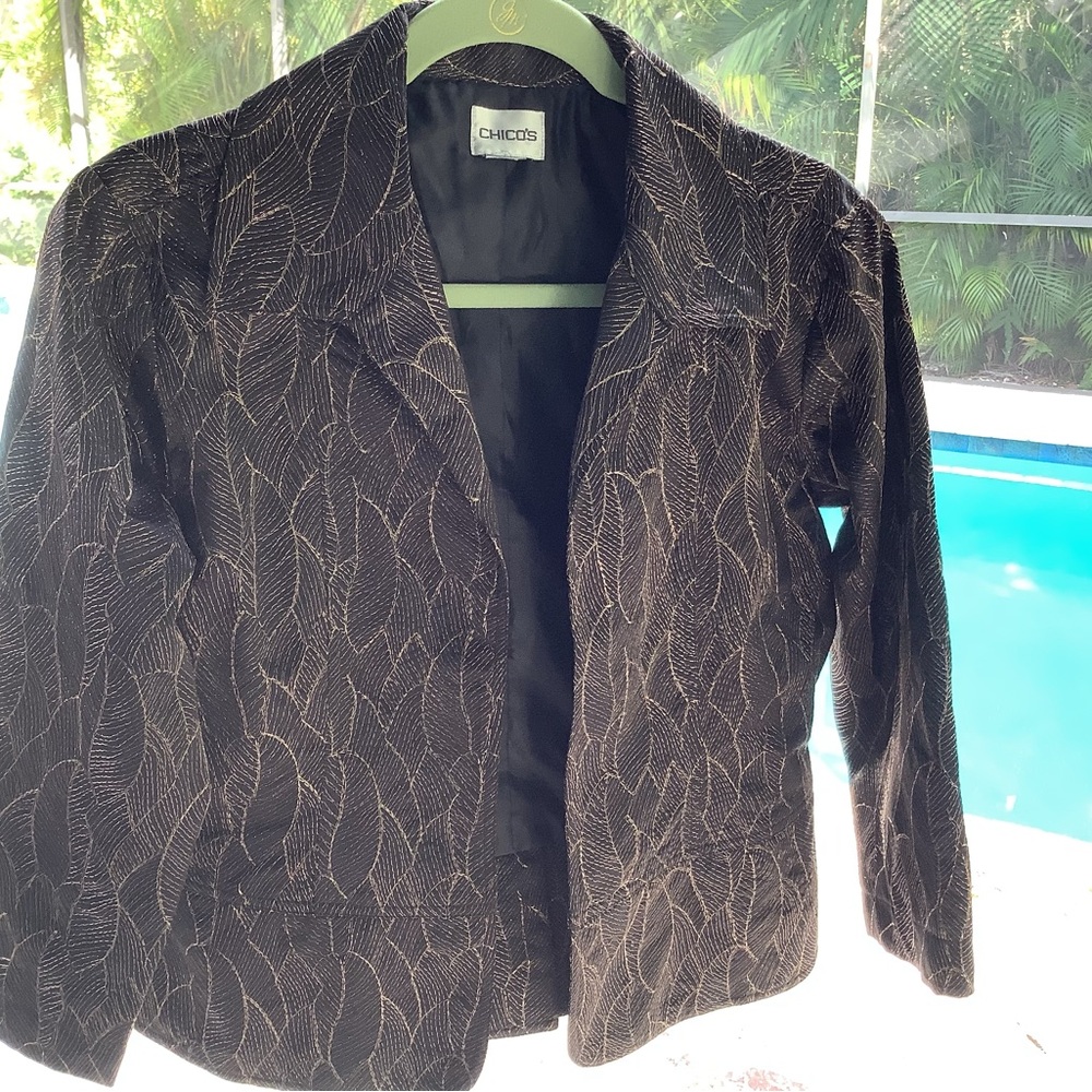 Chico’s brown & gold open front cropped Blazer.